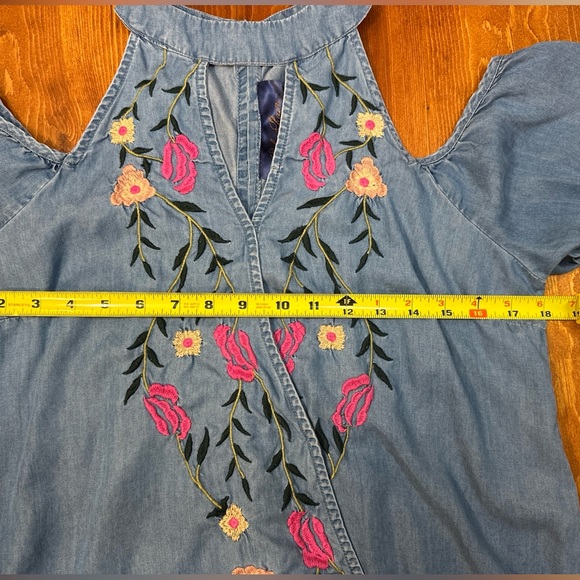 Francesca’s Blue Rain Size M Floral Embroidered Chambray Denim Cold Shoulder Top - Picture 6 of 12